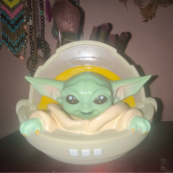 Loungefly Baby Yoda Makeup Brush Set. - Picture 2 of 4